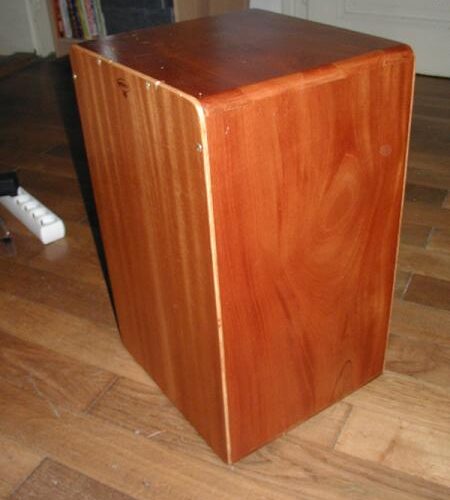 Cajón en bois vu de face