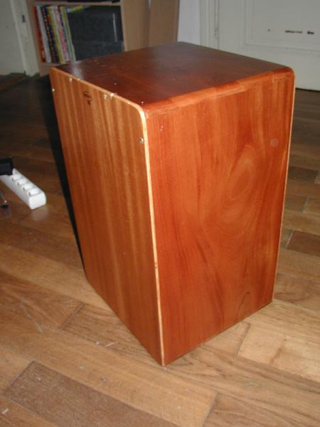 Cajón en bois vu de face