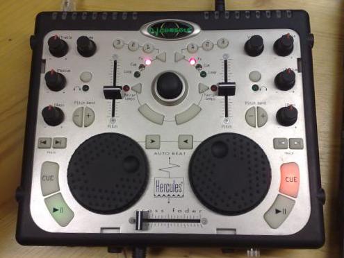 Contrôleur DJ avec ses deux jog wheels
