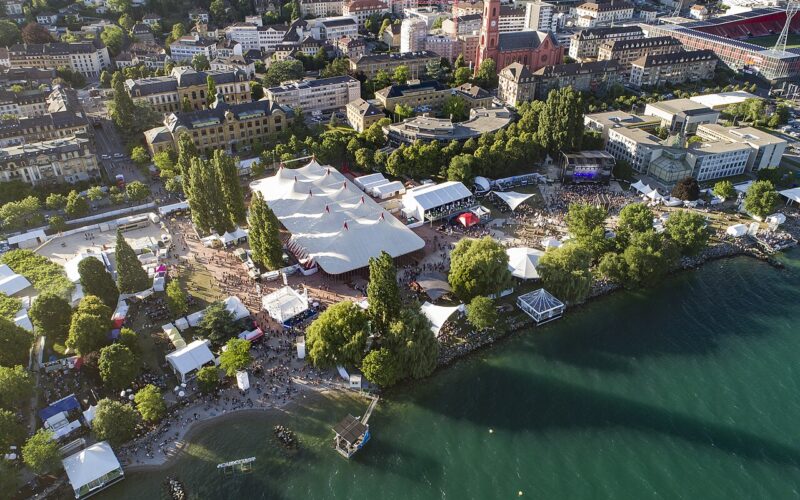 Le site de Festi’neuch au bord du lac de Neuchâtel