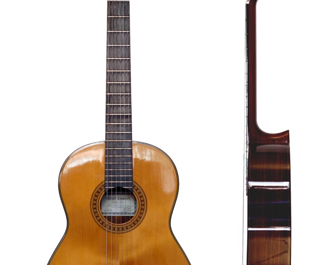 Guitare classique vue de face et de profil