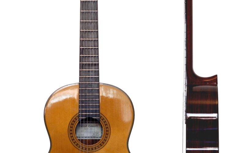 Guitare classique vue de face et de profil