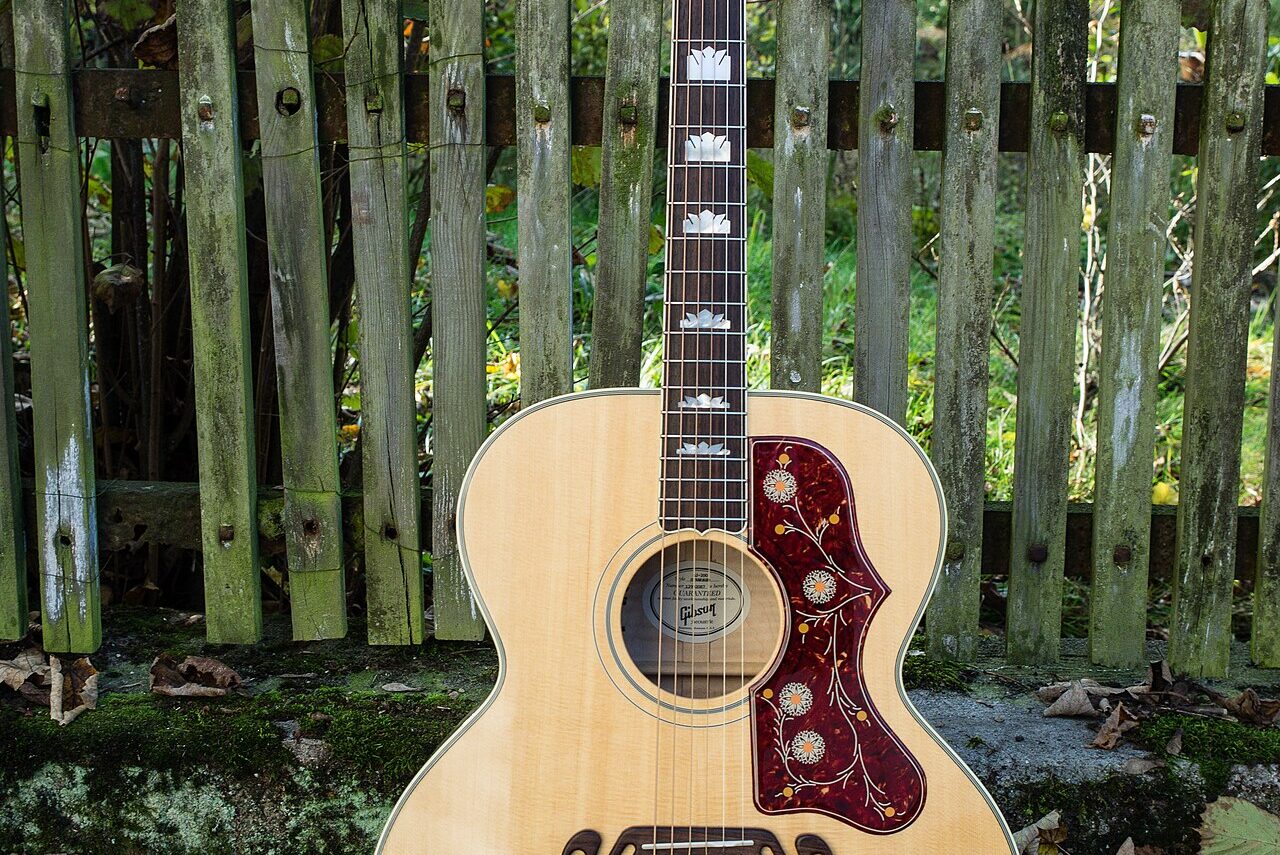Guitare folk Gibson SJ-200 à cordes métalliques