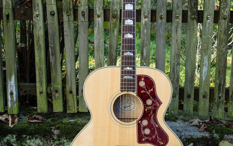 Guitare folk Gibson SJ-200 à cordes métalliques
