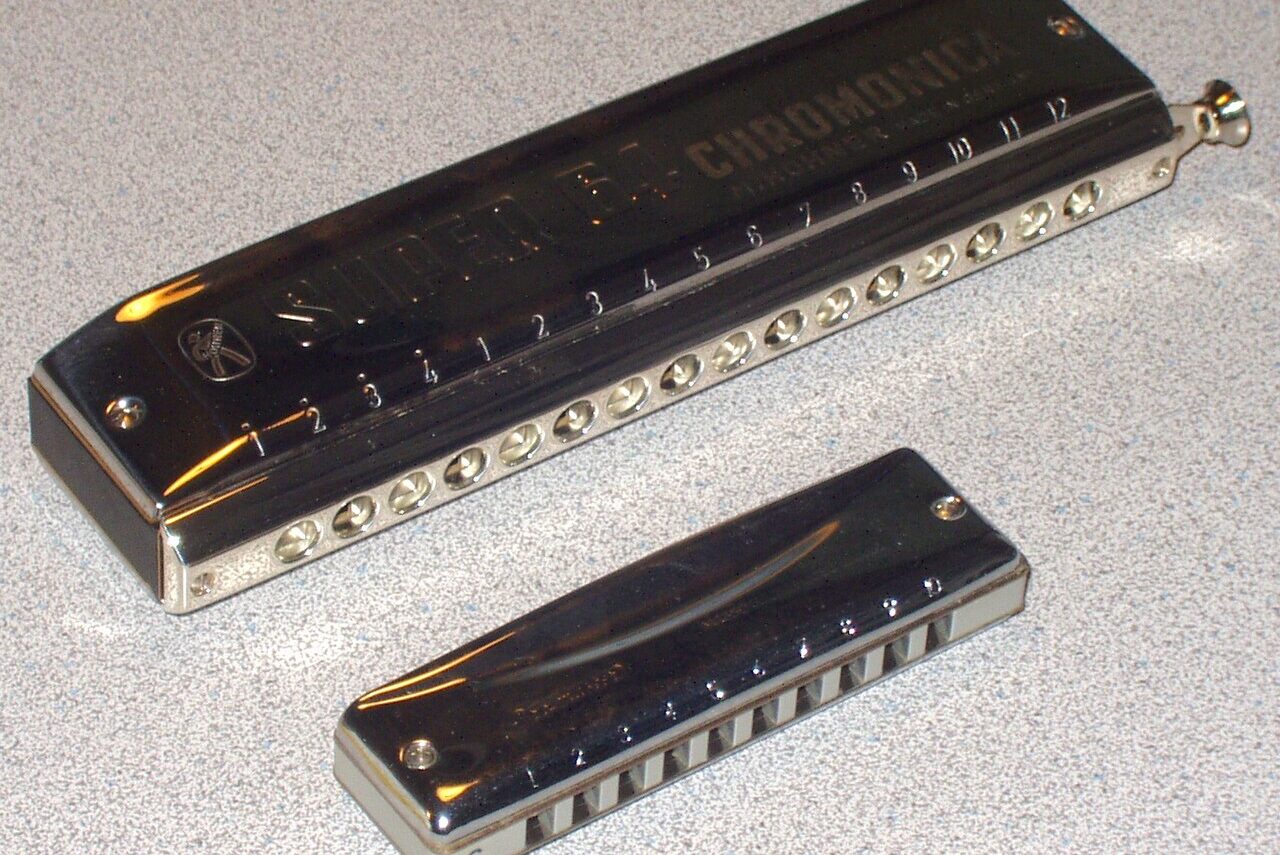 Harmonica chromatique à 16 trous et harmonica diatonique à 10 trous