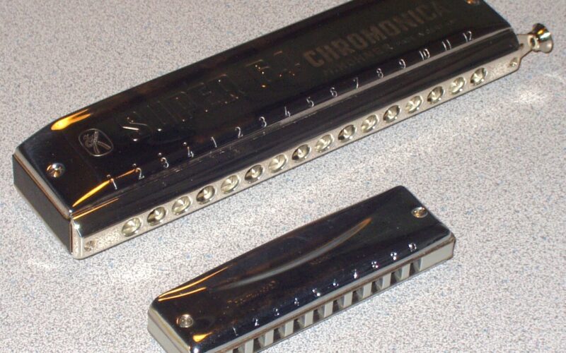 Harmonica chromatique à 16 trous et harmonica diatonique à 10 trous