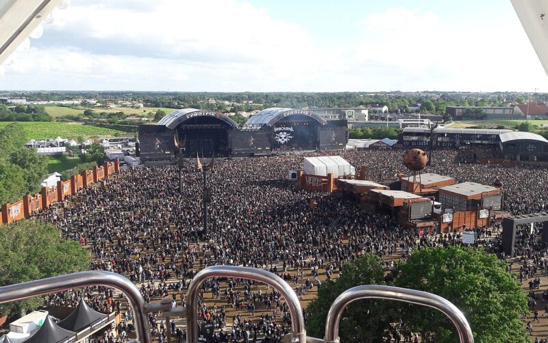Vue d’ensemble du site du Hellfest à Clisson pendant le festival, depuis la grande roue