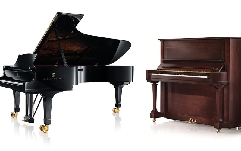 Un piano à queue et un piano droit