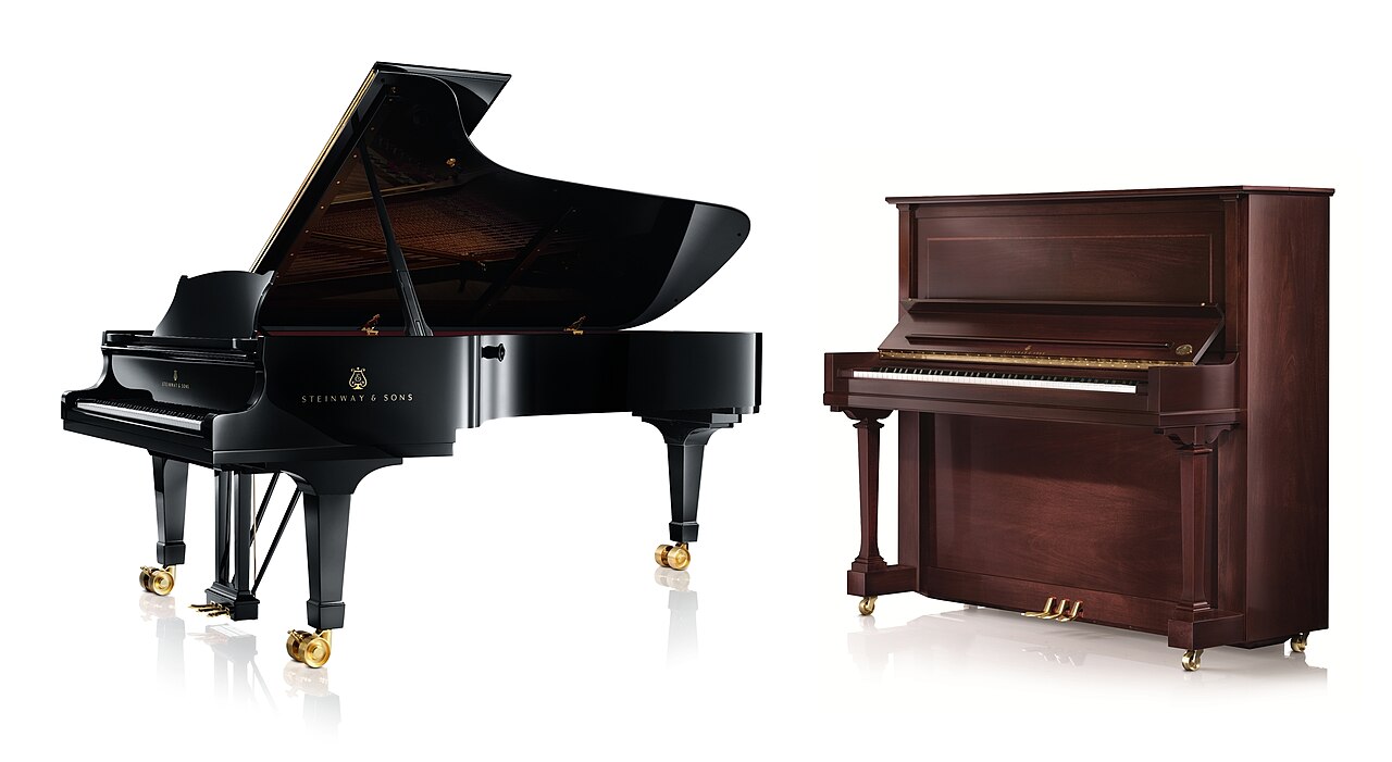 Un piano à queue et un piano droit