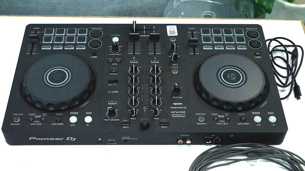 Photo d’illustration : Pioneer DDJ-FLX4 at Taipei Media School booth 20250810
