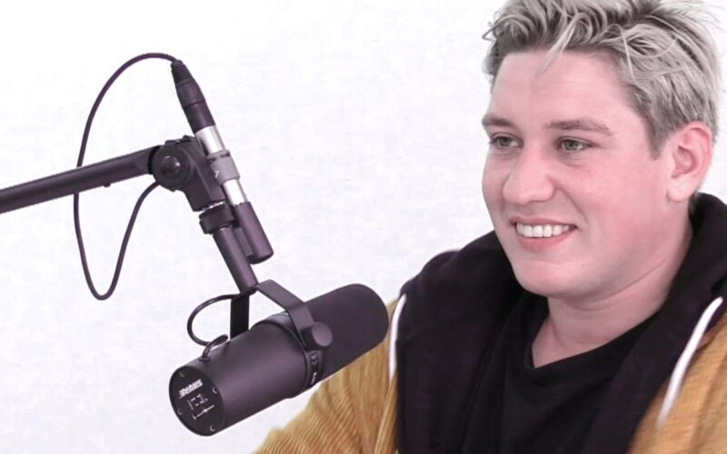 Le chanteur Marius Bear au micro Shure SM7B