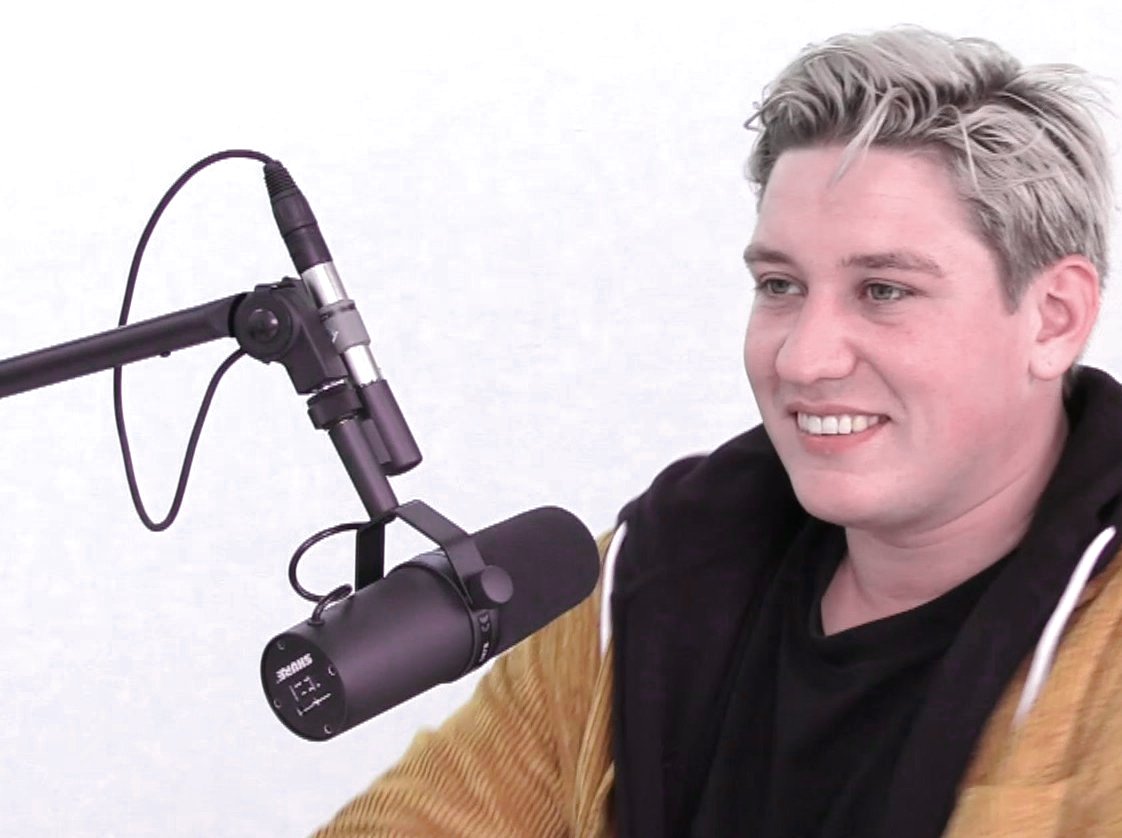 Le chanteur Marius Bear au micro Shure SM7B