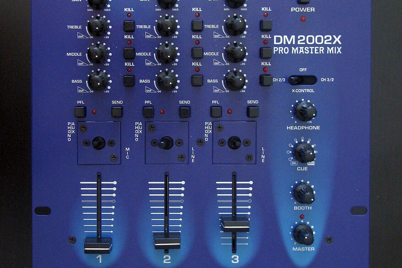 Table de mixage DJ avec faders et égaliseurs