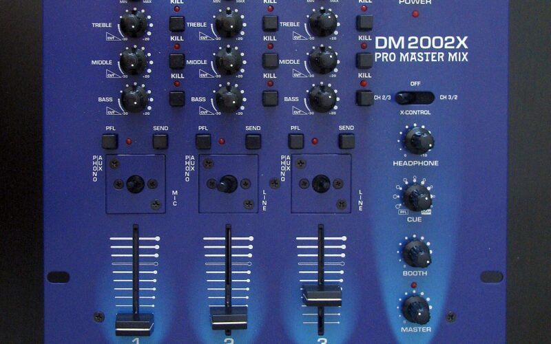 Table de mixage DJ avec faders et égaliseurs